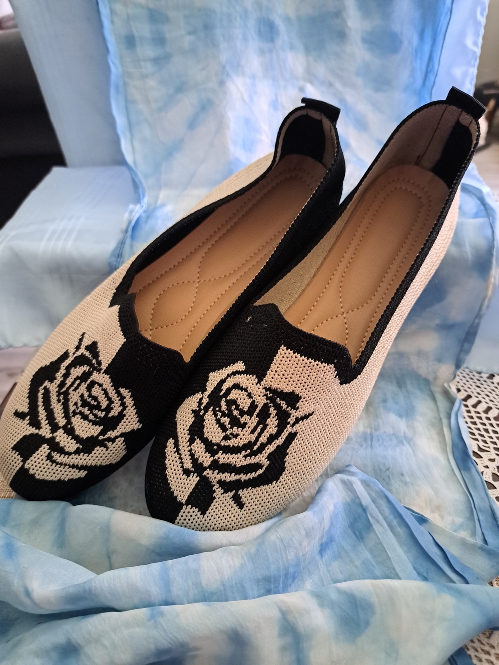 Black & Cream Rose Knit Slip-On Flats — Women's Casual Loafers